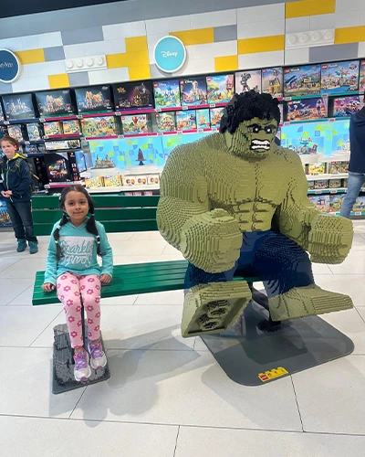 Explorando con hijos hulk niña